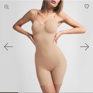 Everyday Sculpt Mid Thigh Shorts Size Large in Color Clay